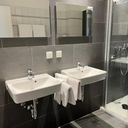 מלון Neustaedter Hof Garni 3*